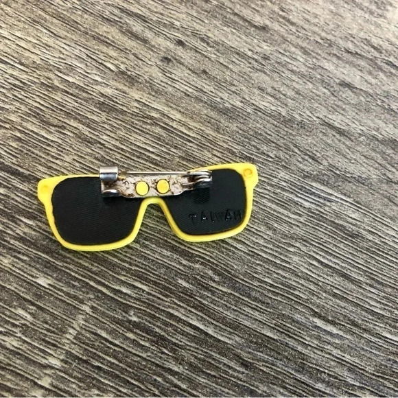 Vtg Pair of  Pins - Picture 5 of 10